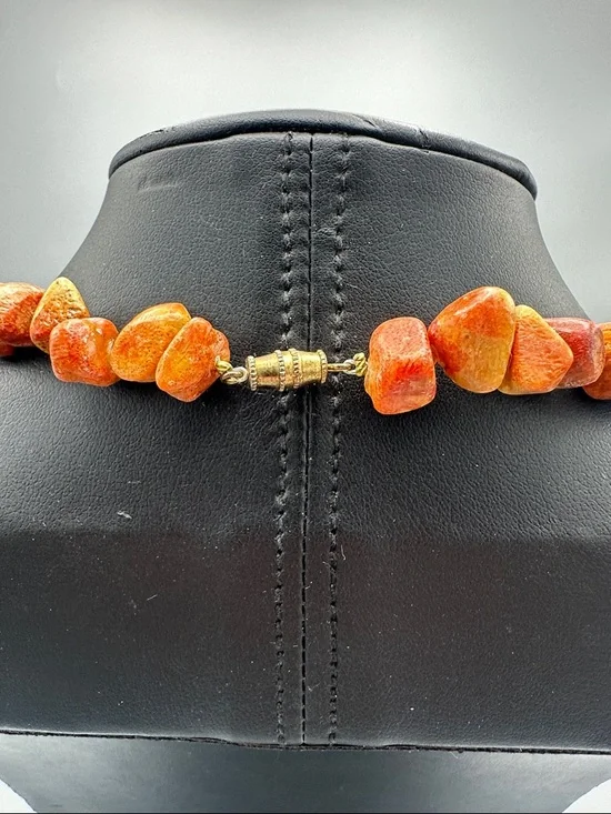 Sponge Coral Necklace - Picture 4 of 4